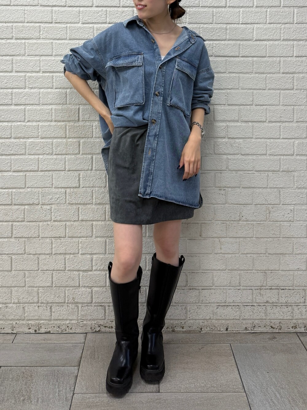 ブルー系のシャツ/ブラウス、グレー系のスカートを着用したレディースの秋コーディネートの2枚目の写真