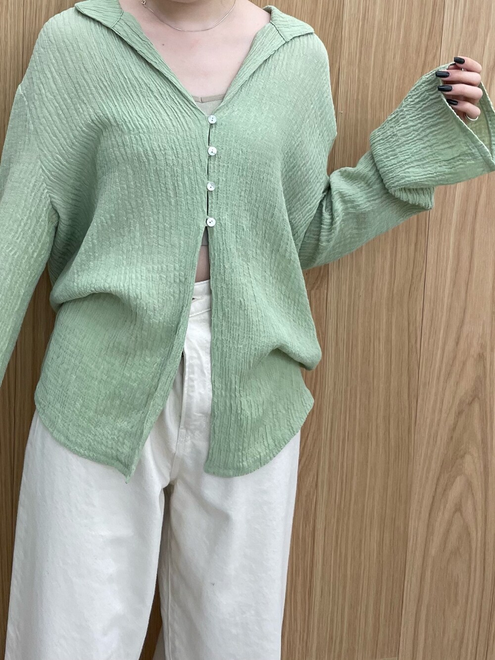 グレー系のキャミソール、シルバー系のサンダル、ホワイト系のエコバッグ/サブバッグを着用したレディースの夏コーディネートの5枚目の写真