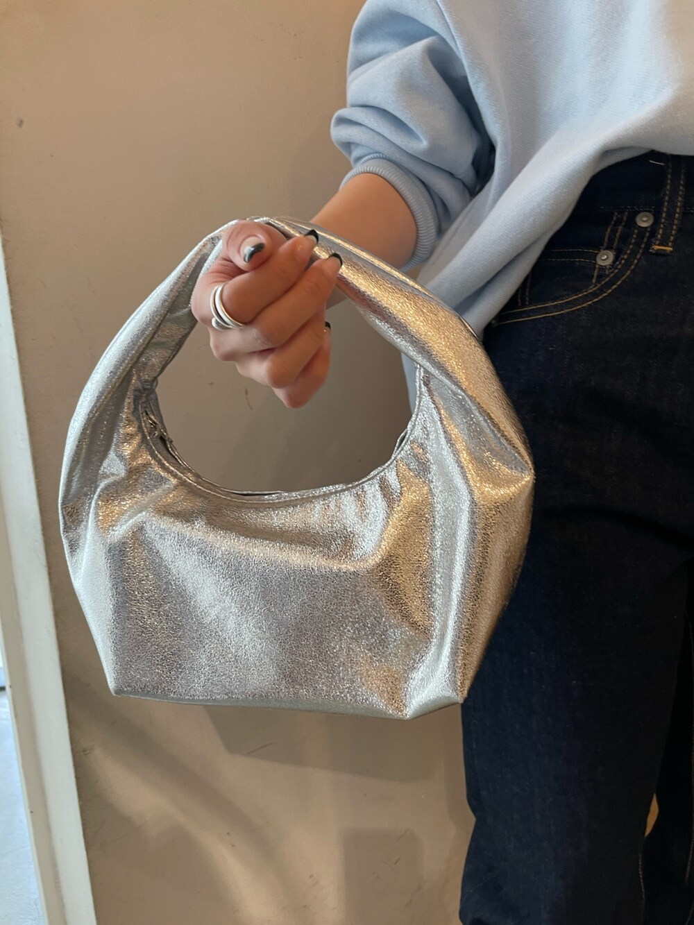 ブルー系のデニムパンツ、ブルー系のスウェットを着用したレディースの春コーディネートの7枚目の写真