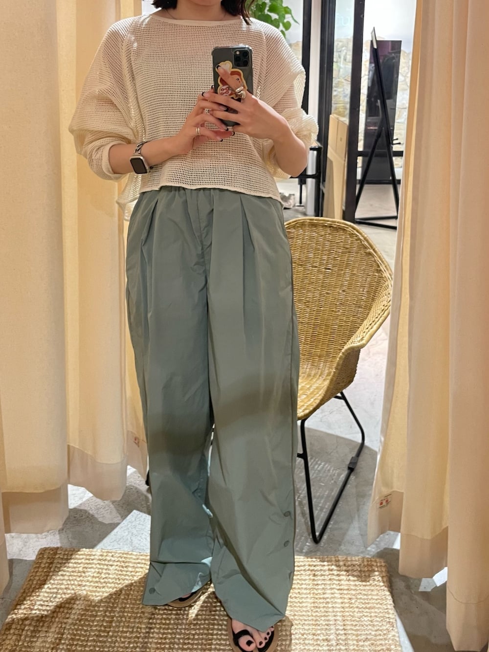 グレー系のキャミソール、ブラック系のサンダル、グリーン系のその他パンツを着用したレディースの春コーディネートの4枚目の写真