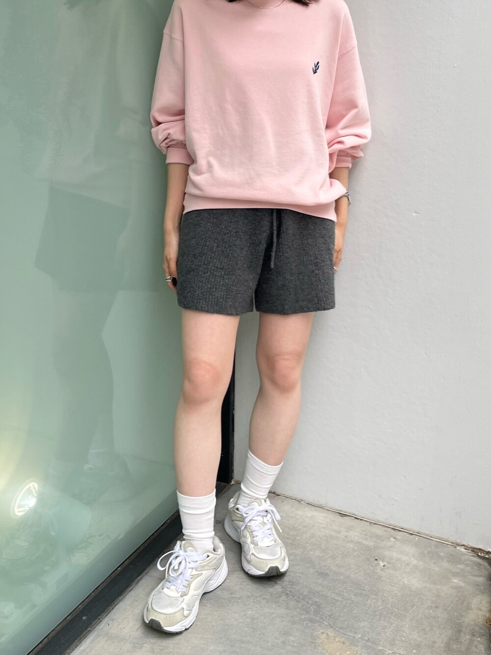 ピンク系のスウェット、グレー系のその他パンツを着用したレディースの秋コーディネートの7枚目の写真