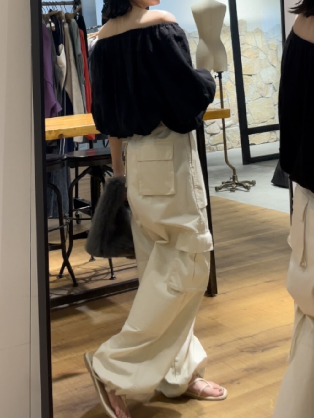 ホワイト系のサンダル、グレー系のハンドバッグ、ブラック系のシャツ/ブラウスを着用したレディースの夏コーディネートの3枚目の写真