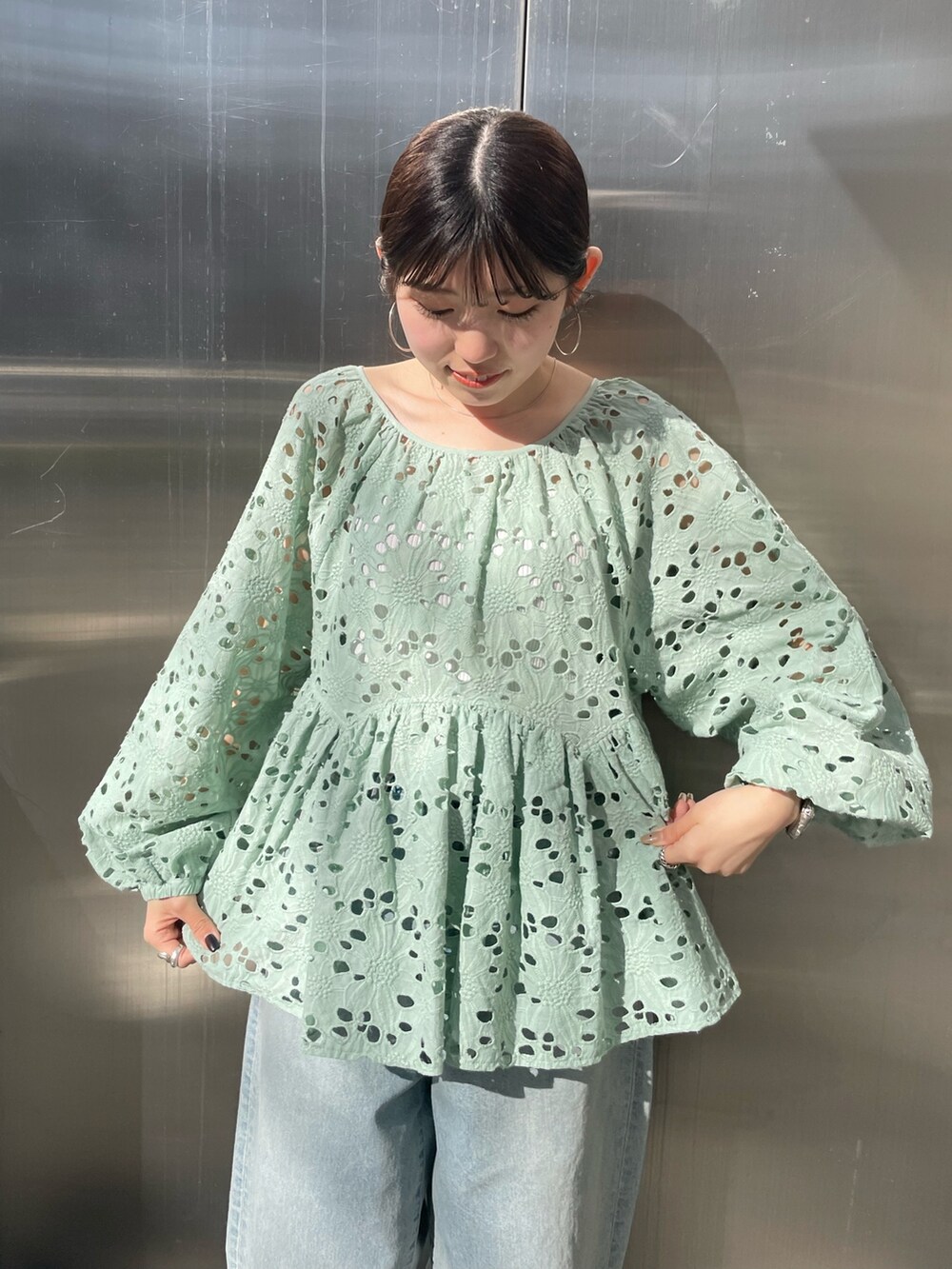 ブルー系のデニムパンツ、グリーン系のシャツ/ブラウスを着用したレディースの冬コーディネートの4枚目の写真