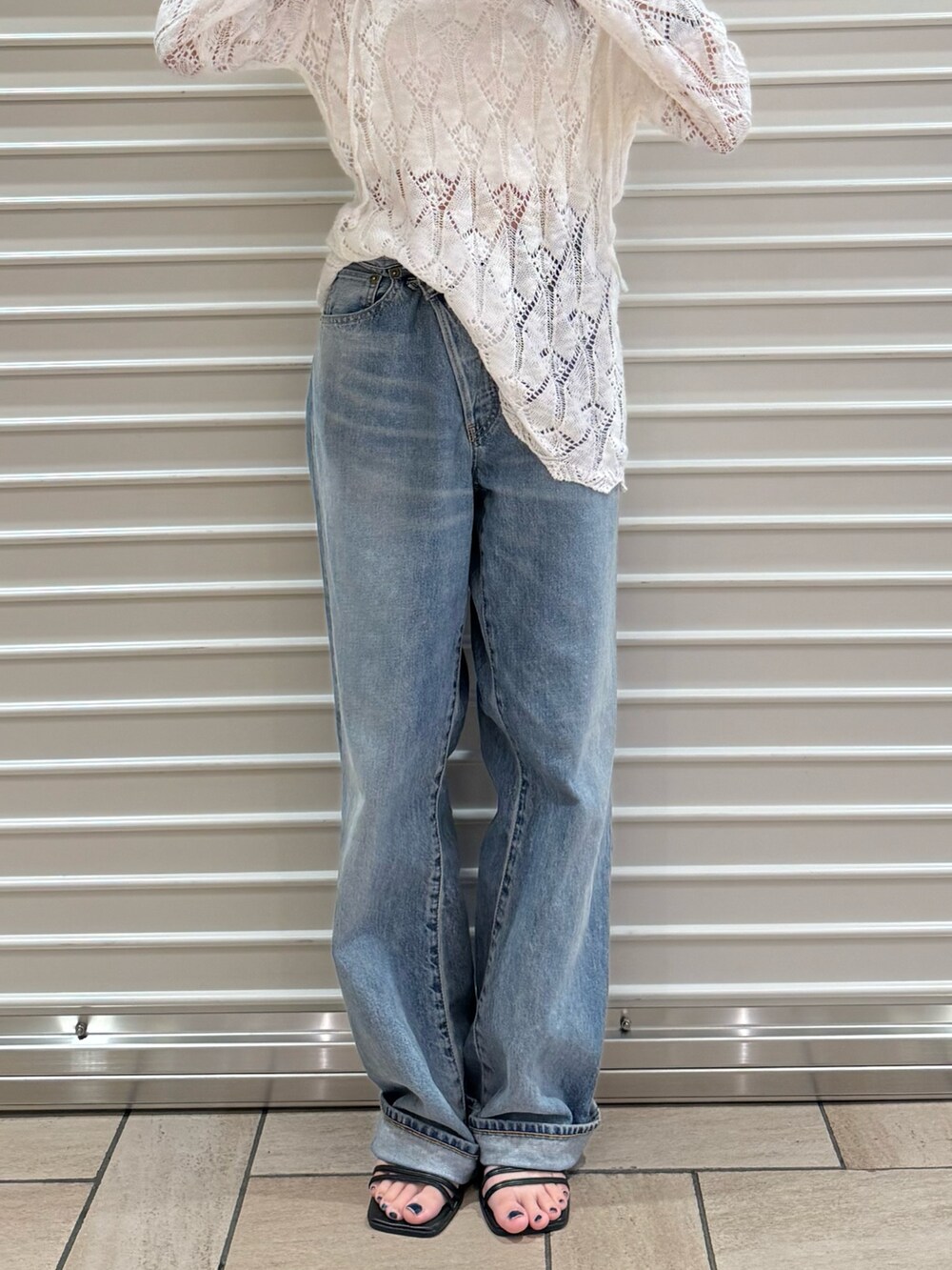 ブルー系のデニムパンツ、ホワイト系のニット/セーターを着用したレディースの夏コーディネートの6枚目の写真