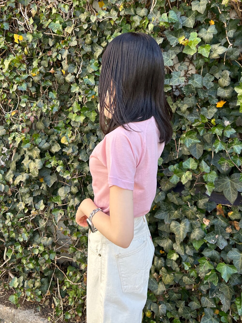 ピンク系のTシャツ/カットソー、ホワイト系のデニムパンツ、ホワイト系のサンダルを着用したレディースの春コーディネートの6枚目の写真