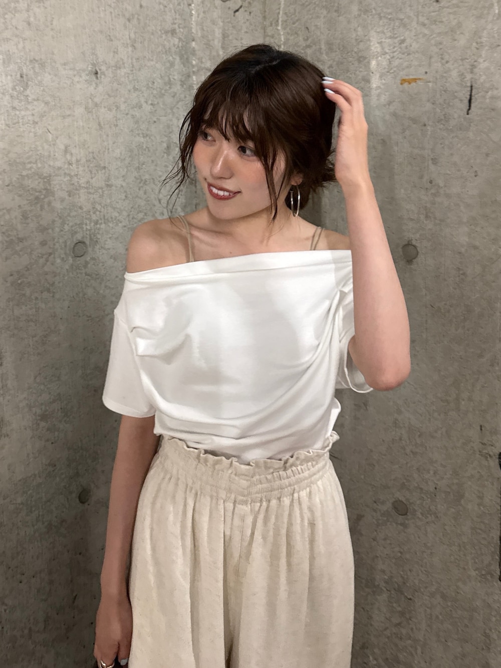 ホワイト系のその他パンツ、ホワイト系のTシャツ/カットソー、ブラウン系のハンドバッグを着用したレディースの夏コーディネートの2枚目の写真