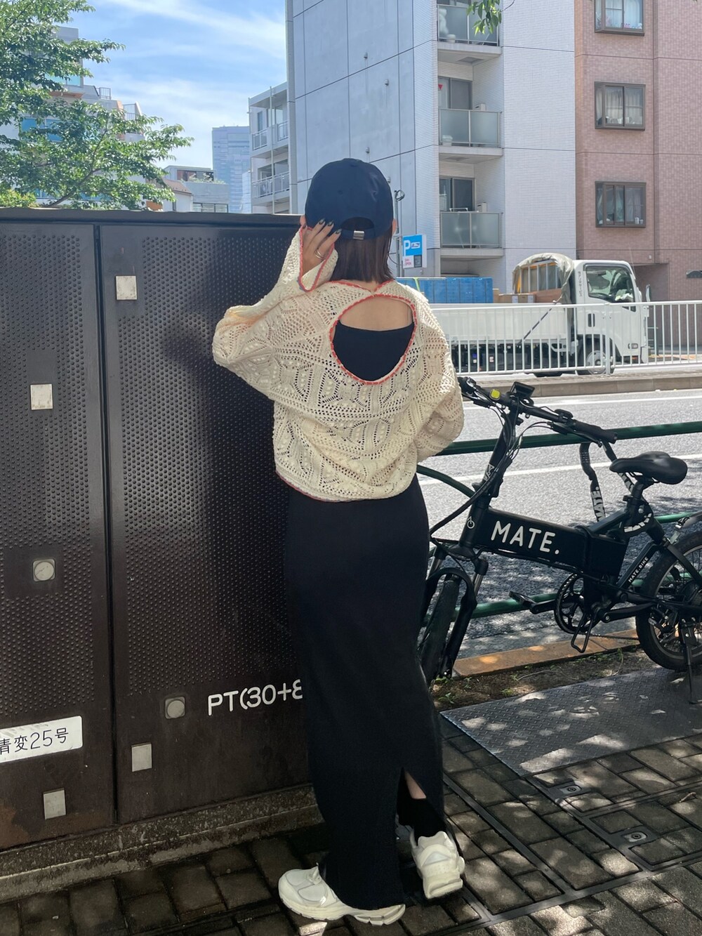 ブラック系のワンピース、ホワイト系のニット/セーター、ブルー系のキャップを着用したレディースの夏コーディネートの5枚目の写真