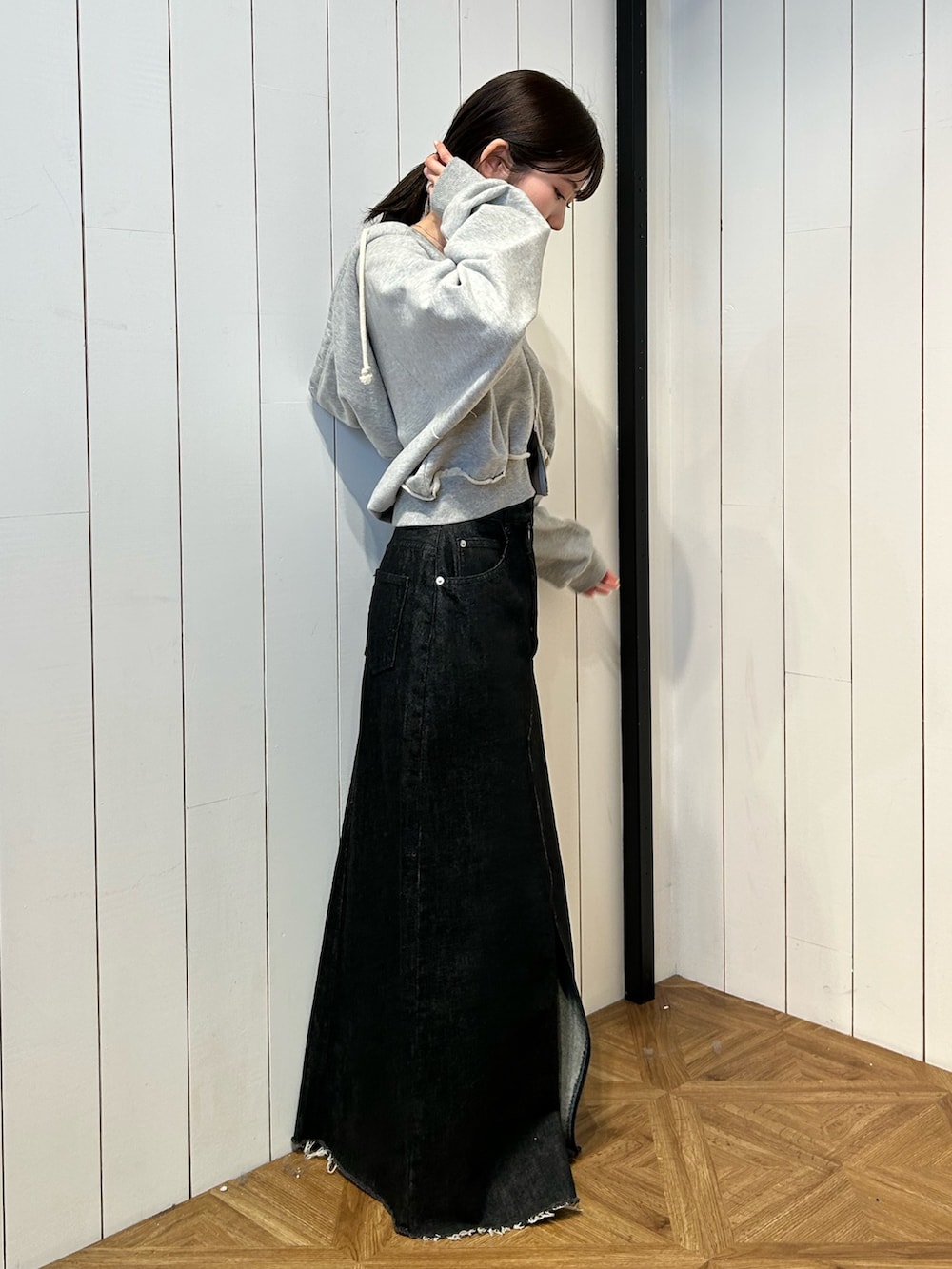 ブラック系のパンプス、ブラック系のスカート、グレー系のパーカーを着用したレディースの春コーディネートの6枚目の写真