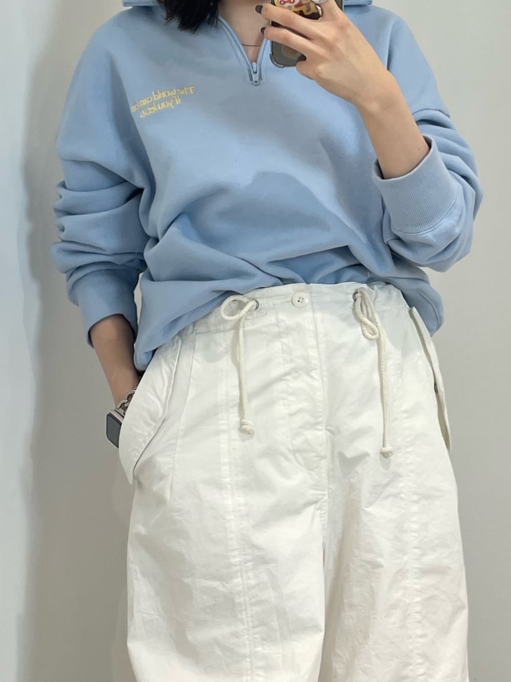 ホワイト系のその他パンツ、ブルー系のスウェットを着用したレディースの冬コーディネートの4枚目の写真