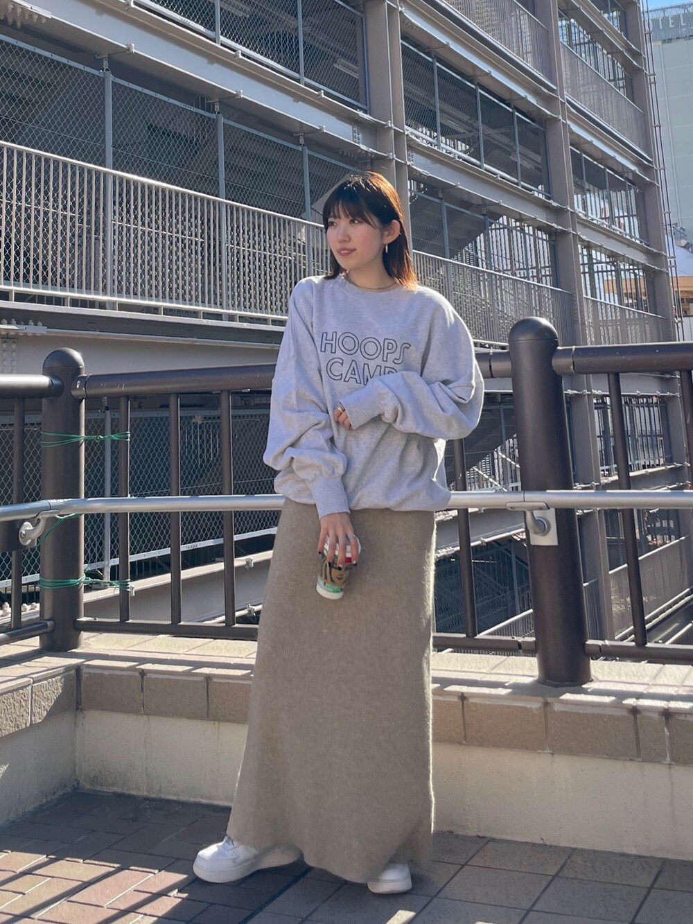 グレー系のスウェット、その他のワンピースを着用したレディースの秋コーディネートの2枚目の写真