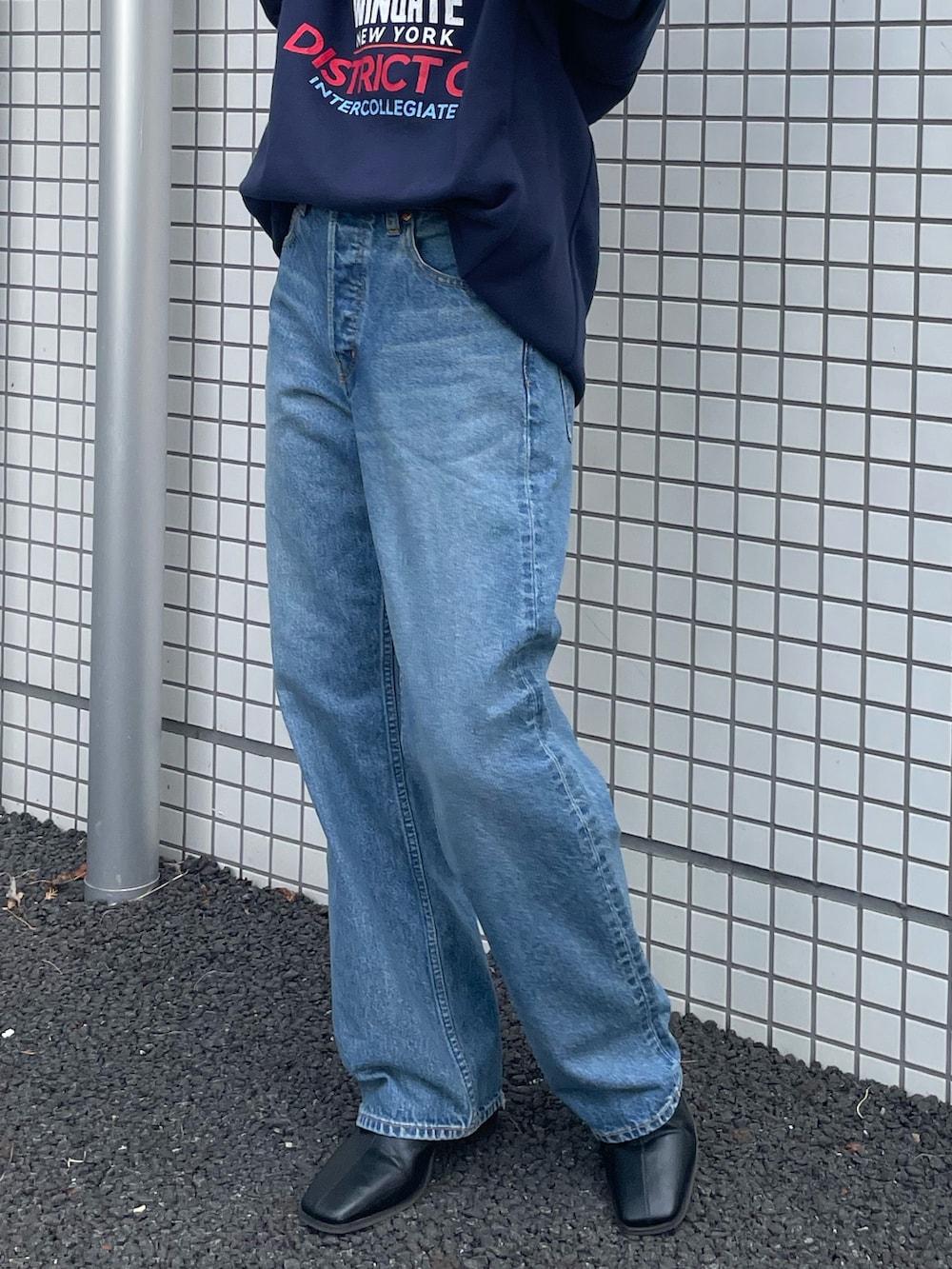 ブラック系のブーツ、ブルー系のスウェット、ブルー系のデニムパンツを着用したレディースの冬コーディネートの6枚目の写真