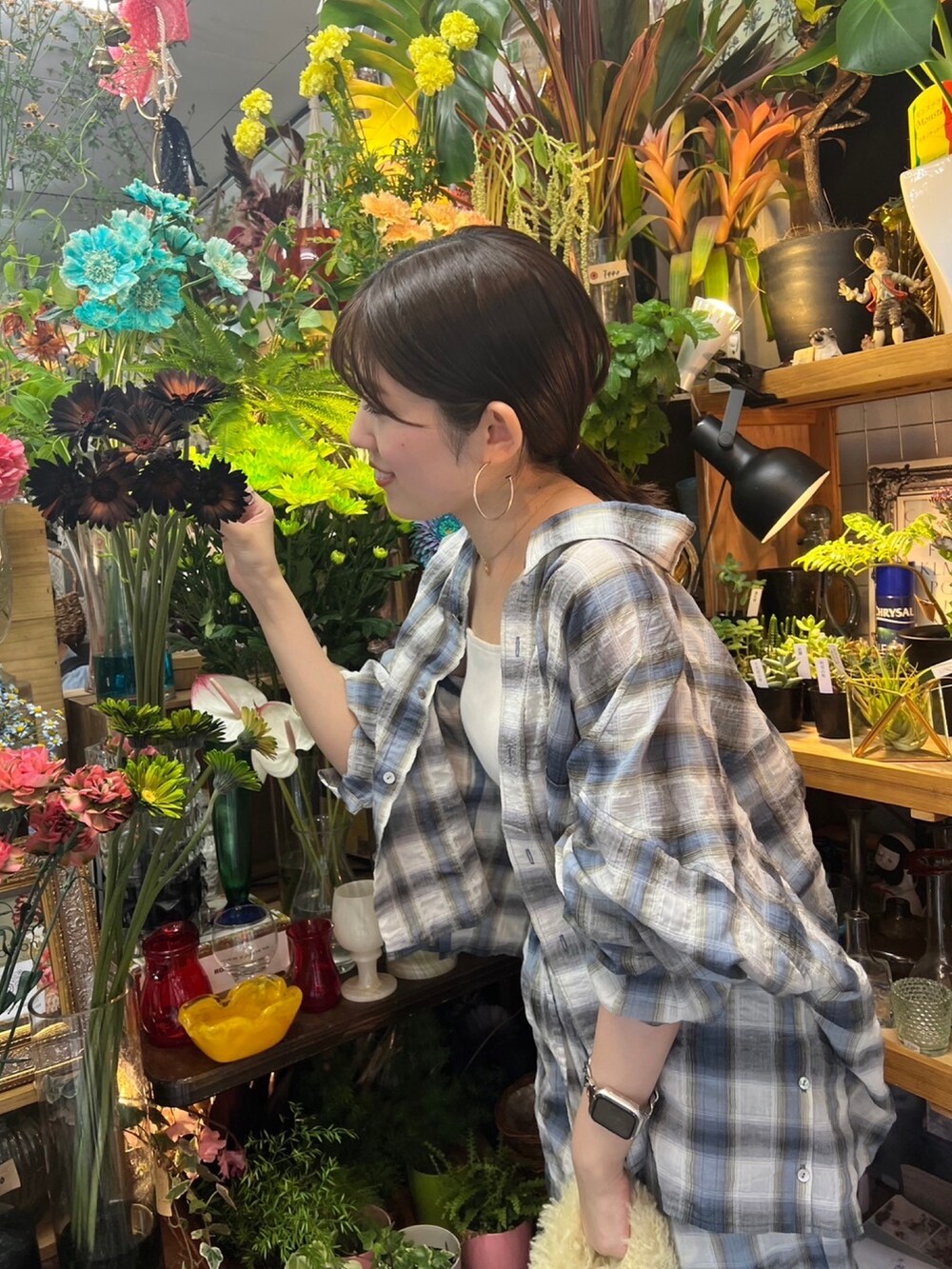 ブルー系のシャツ/ブラウス、ブルー系のその他パンツ、ブラック系のローファーを着用したレディースの夏コーディネートの3枚目の写真