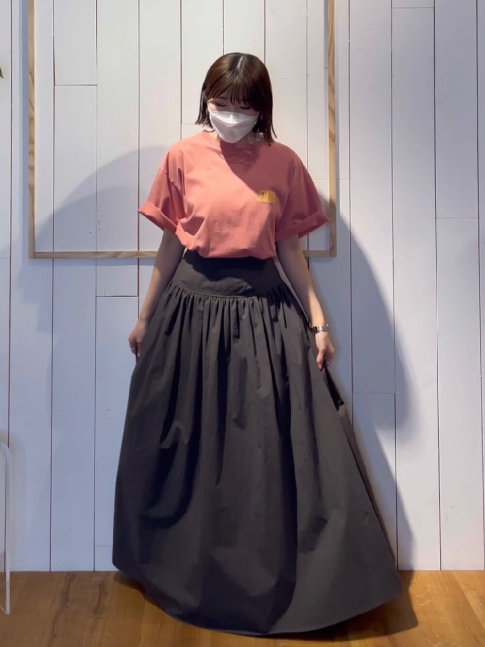 ピンク系のTシャツ/カットソー、グレー系のスカートを着用したレディースの春コーディネートの5枚目の写真