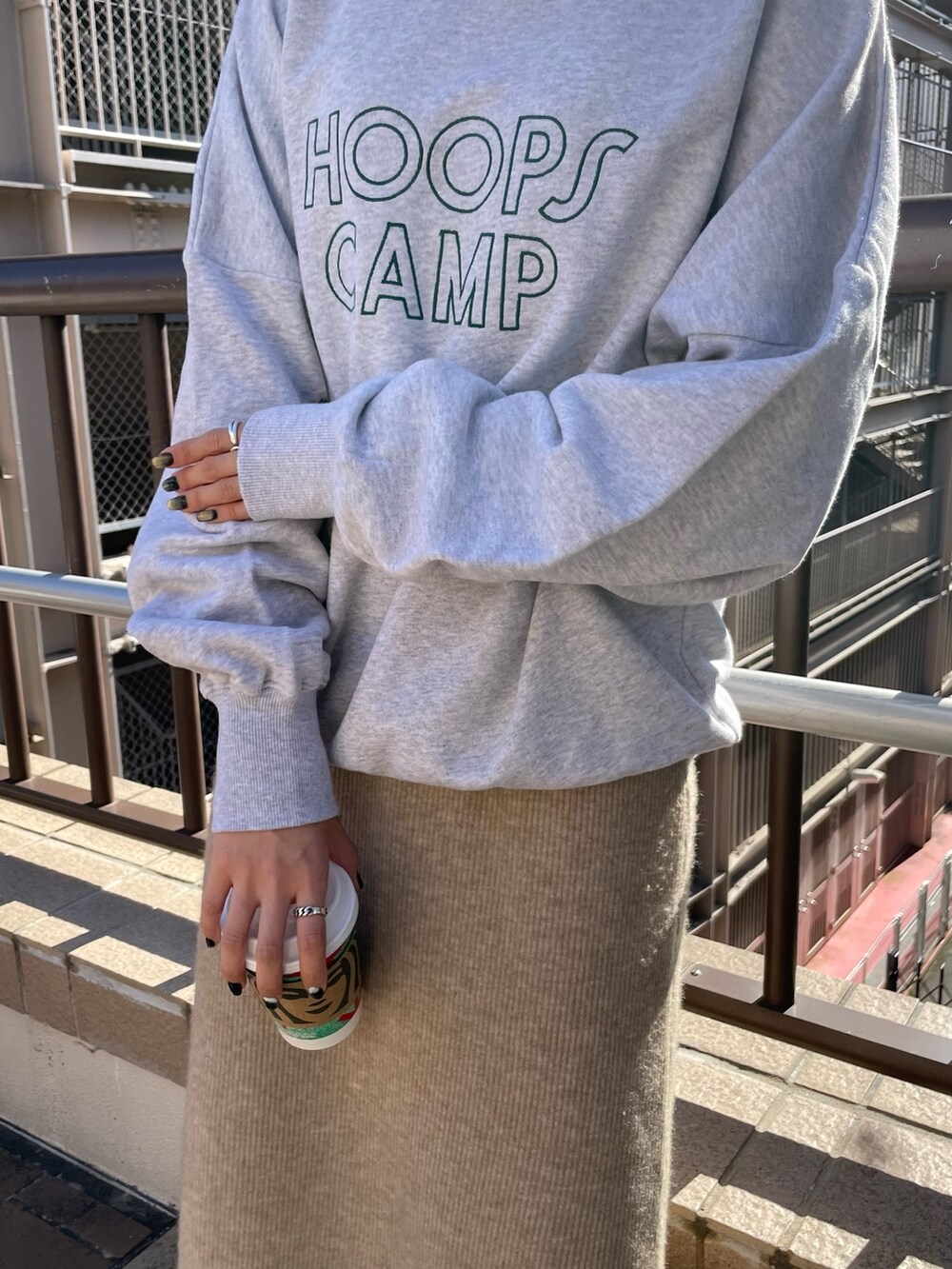 グレー系のスウェット、その他のワンピースを着用したレディースの秋コーディネートの5枚目の写真