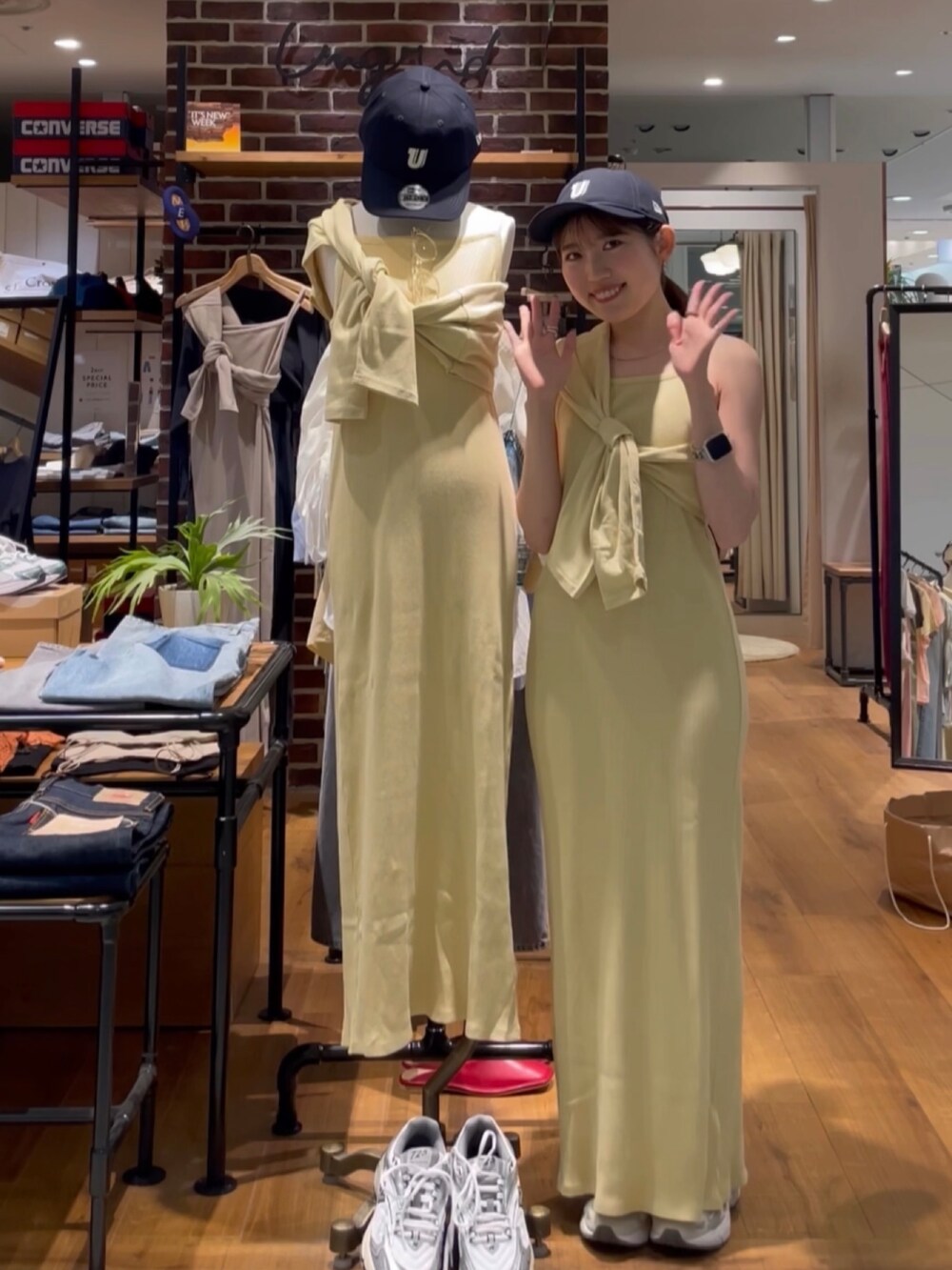 イエロー系のワンピース、ブルー系のキャップを着用したレディースの夏コーディネートの7枚目の写真