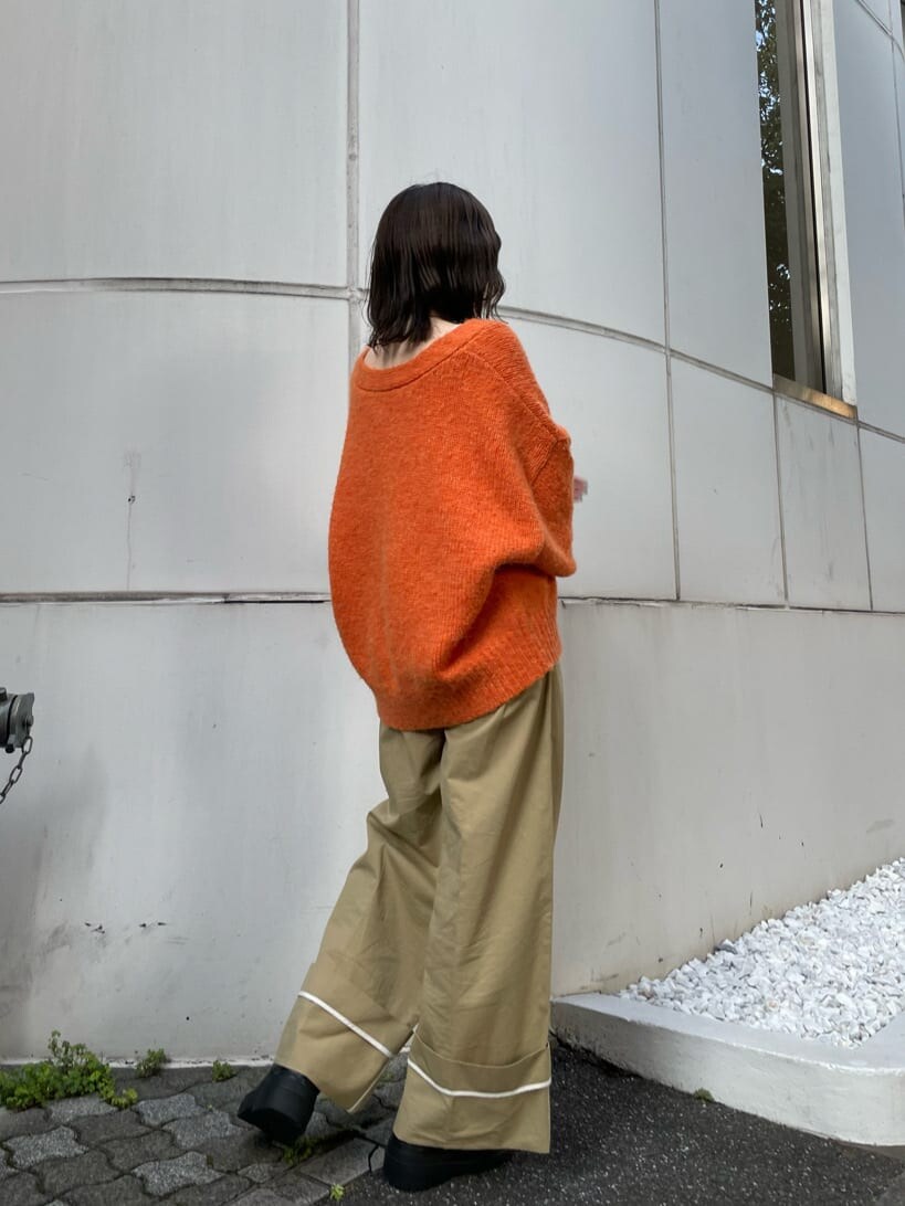 ベージュ系のチノパンツ、オレンジ系のカーディガン/ボレロを着用したレディースの夏コーディネートの3枚目の写真