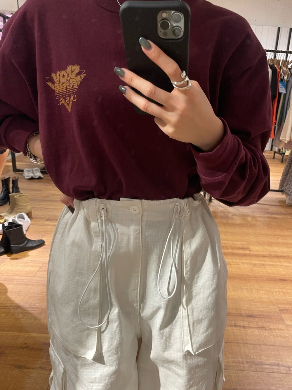 ブラック系のブーツ、ホワイト系のカーゴパンツ、レッド系のTシャツ/カットソーを着用したレディースの秋コーディネートの3枚目の写真