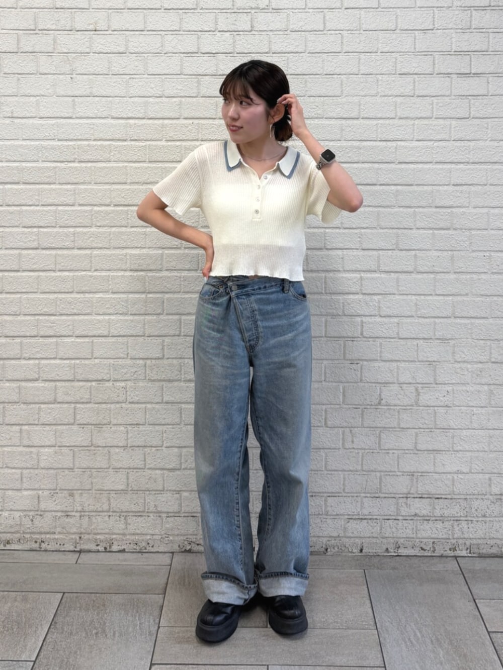 ブルー系のデニムパンツ、ホワイト系のニット/セーターを着用したレディースの夏コーディネートの3枚目の写真