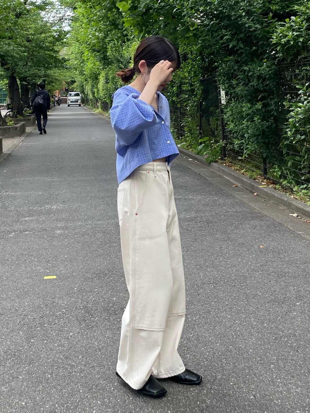 その他のシャツ/ブラウス、ホワイト系のデニムパンツ、ブラック系のローファーを着用したレディースの秋コーディネートの2枚目の写真