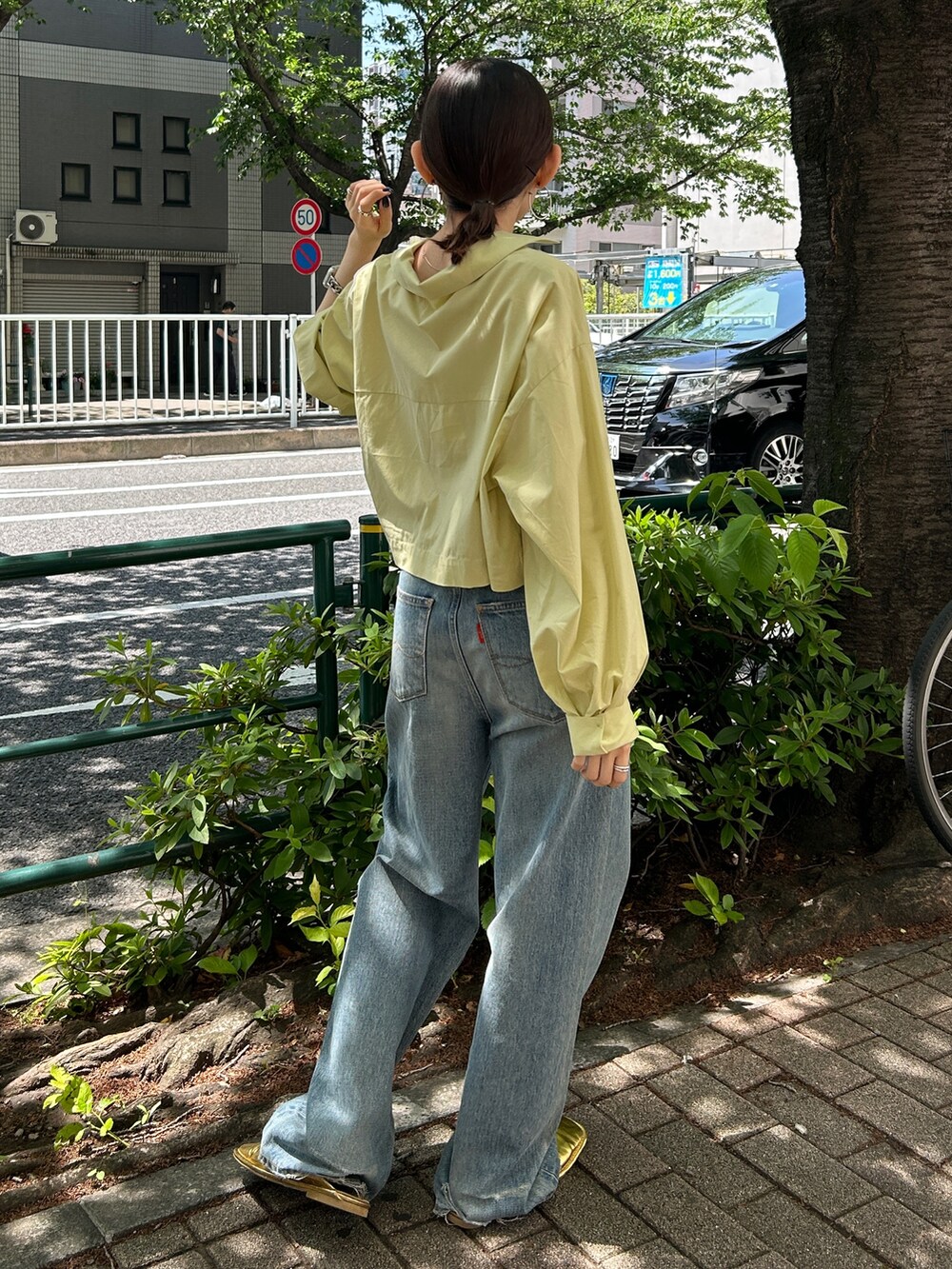 「シャツスタイル、デニム、デニムパンツ、シャツ、きれいめカジュアル」｜「Ungridの2Wayデザインシャツ（シャツ/ブラウス、グリーン系）」を使った、多田詩音さん（レディース・152cm）の夏コーディネートの4枚目の写真