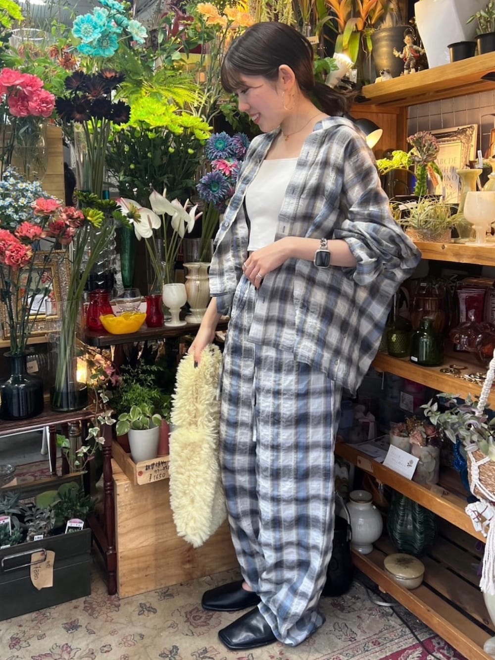 ブルー系のシャツ/ブラウス、ブルー系のその他パンツ、ブラック系のローファーを着用したレディースの夏コーディネートの6枚目の写真