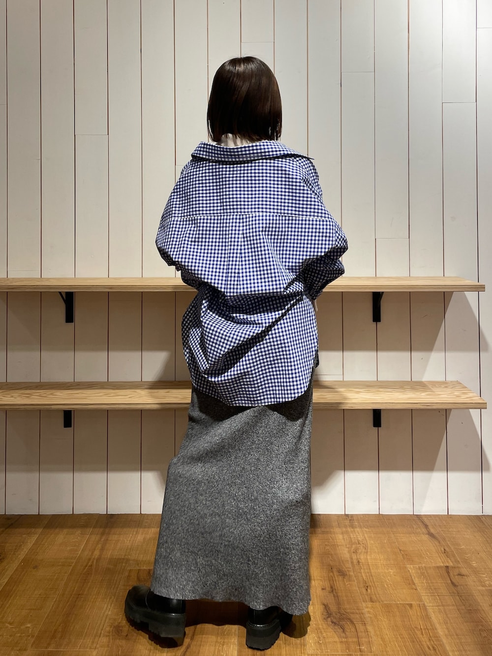 ホワイト系のハンドバッグ、ブルー系のシャツ/ブラウス、グレー系のスカートを着用したレディースの冬コーディネートの5枚目の写真