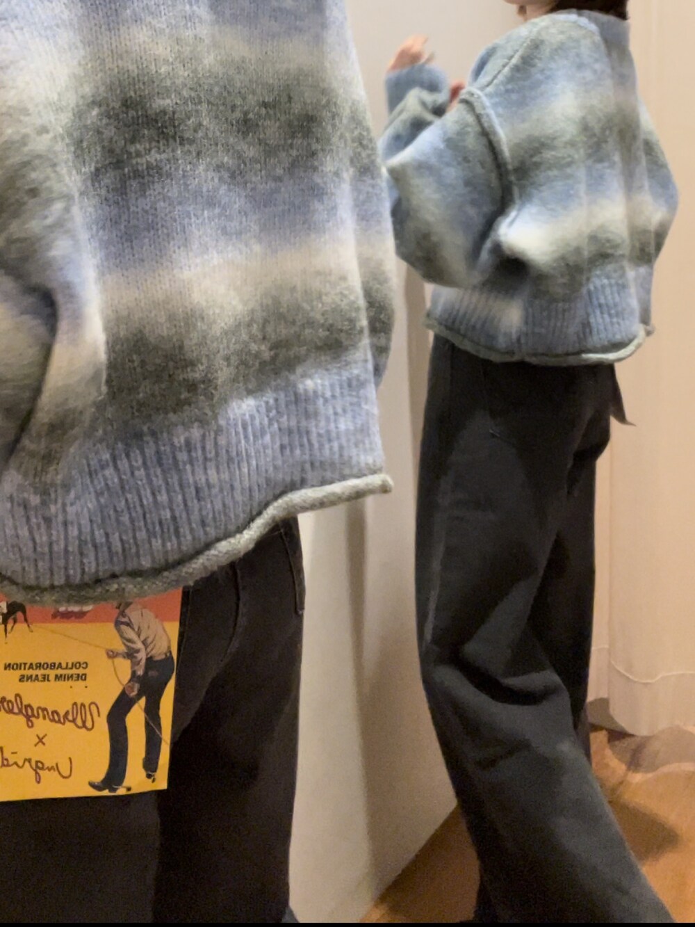 ブラック系のデニムパンツ、ブルー系のニット/セーターを着用したレディースの秋コーディネートの4枚目の写真