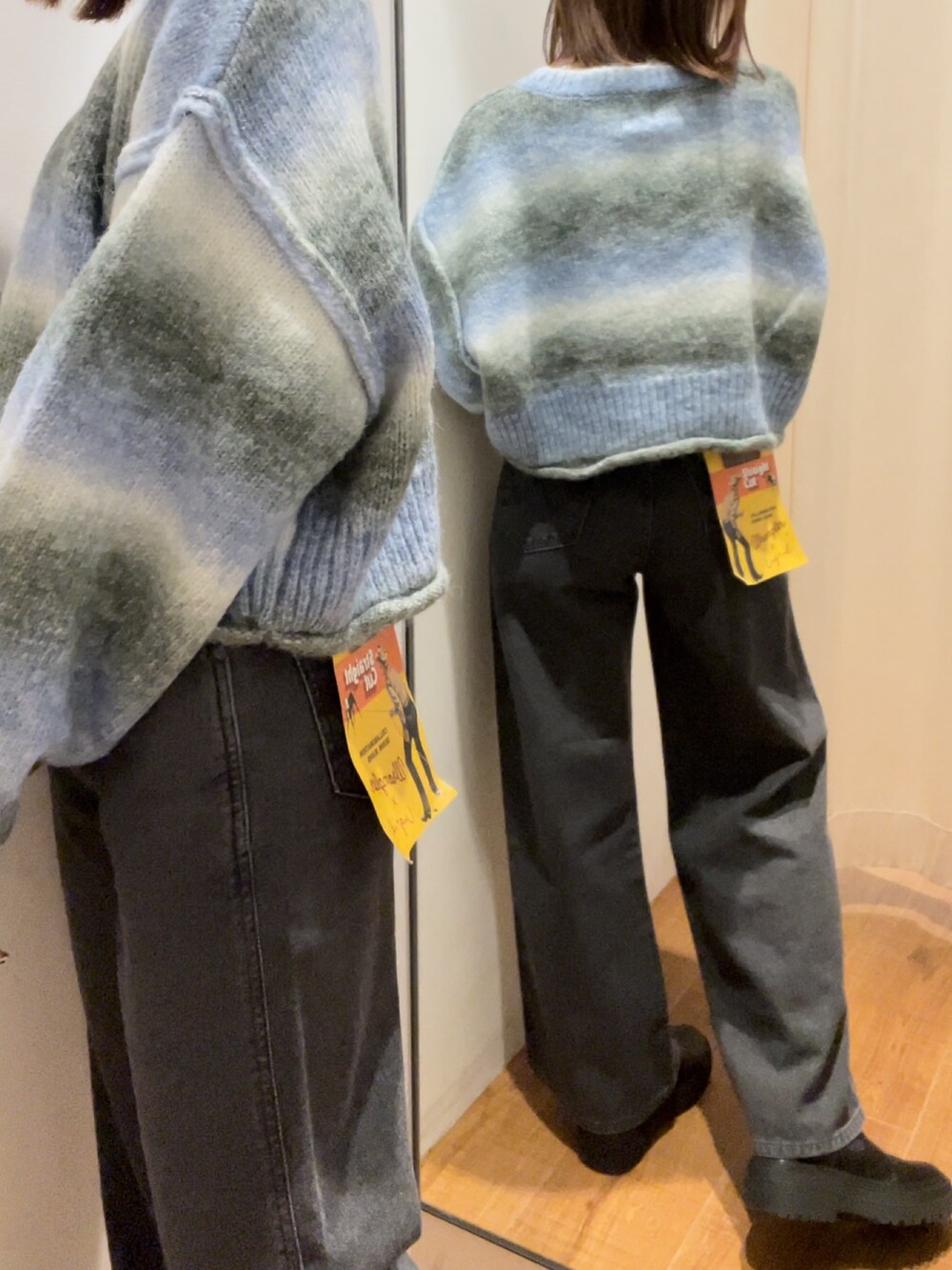 ブラック系のデニムパンツ、ブルー系のニット/セーターを着用したレディースの秋コーディネートの2枚目の写真