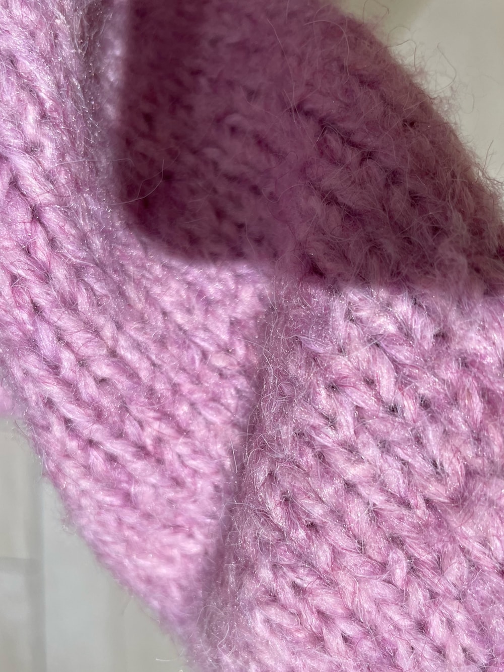 ホワイト系のその他パンツ、ピンク系のニット/セーターを着用したレディースの冬コーディネートの8枚目の写真