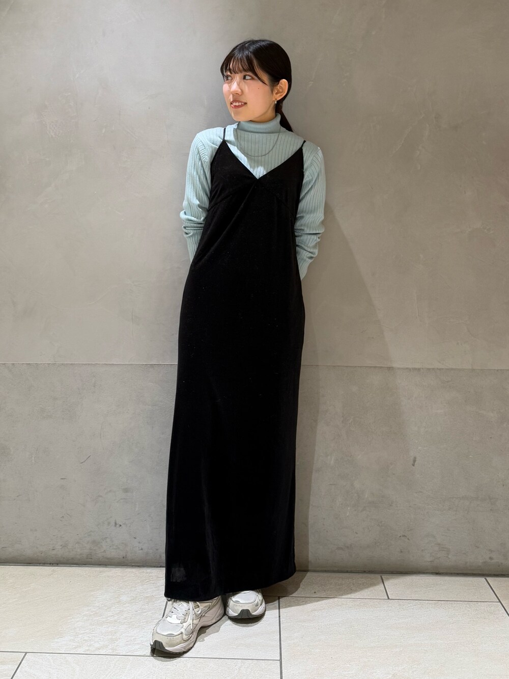 ブルー系のニット/セーター、ブラック系のワンピースを着用したレディースの冬コーディネートの2枚目の写真