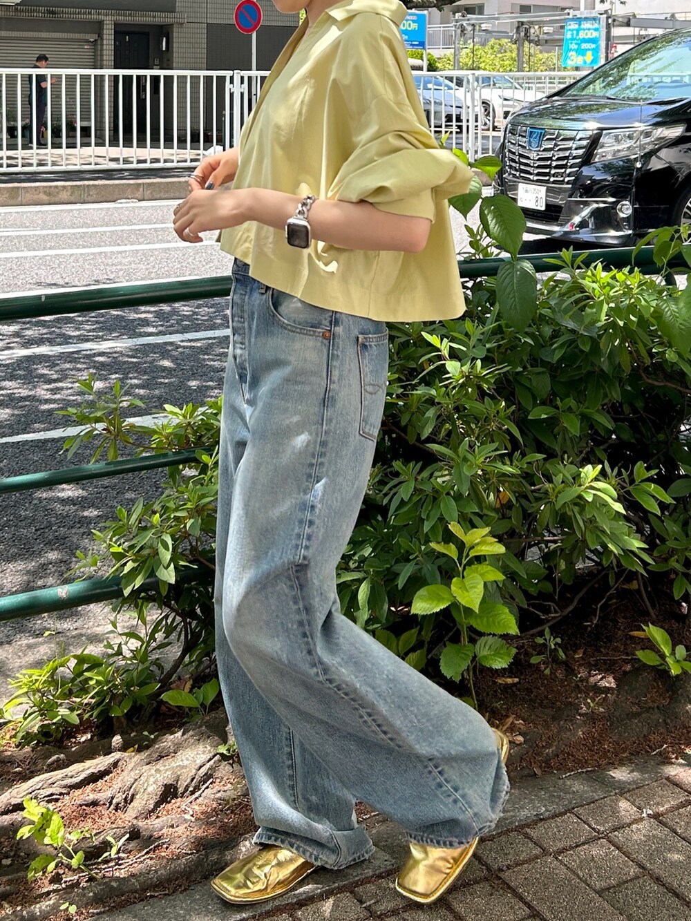「シャツスタイル、デニム、デニムパンツ、シャツ、きれいめカジュアル」｜「Ungridの2Wayデザインシャツ（シャツ/ブラウス、グリーン系）」を使った、多田詩音さん（レディース・152cm）の夏コーディネートの5枚目の写真