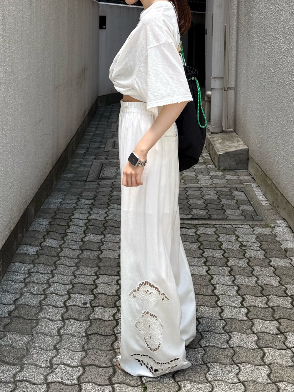 ホワイト系のその他パンツ、ブラック系のバックパック/リュック、ホワイト系のTシャツ/カットソーを着用したレディースの夏コーディネートの5枚目の写真