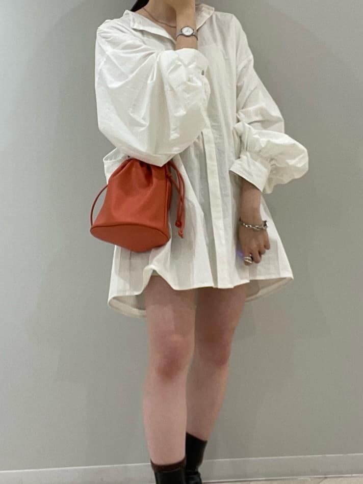 グレー系のスウェットパンツ、オレンジ系のハンドバッグ、ホワイト系のシャツ/ブラウスを着用したレディースの秋コーディネートの7枚目の写真