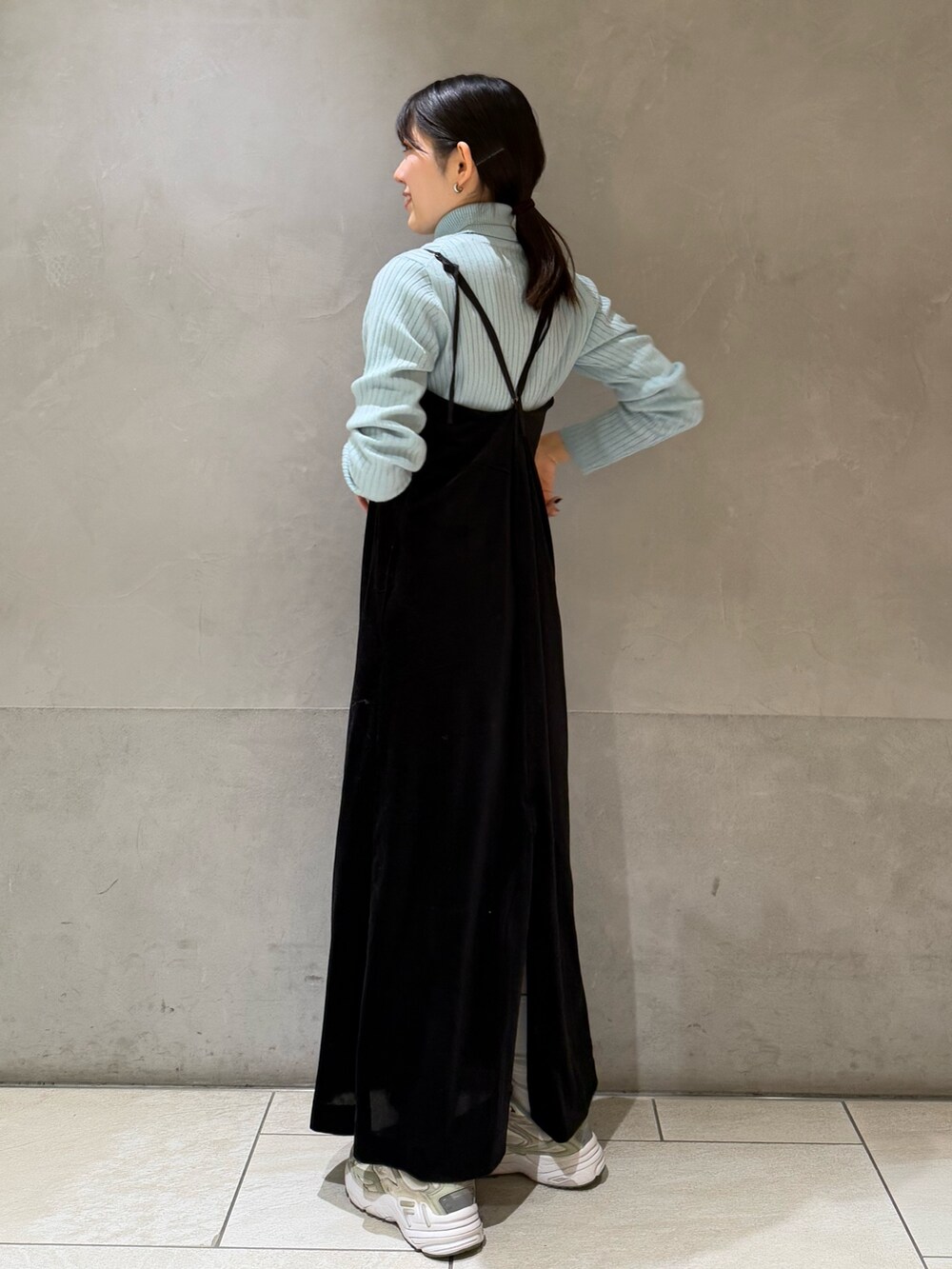 ブルー系のニット/セーター、ブラック系のワンピースを着用したレディースの冬コーディネートの4枚目の写真