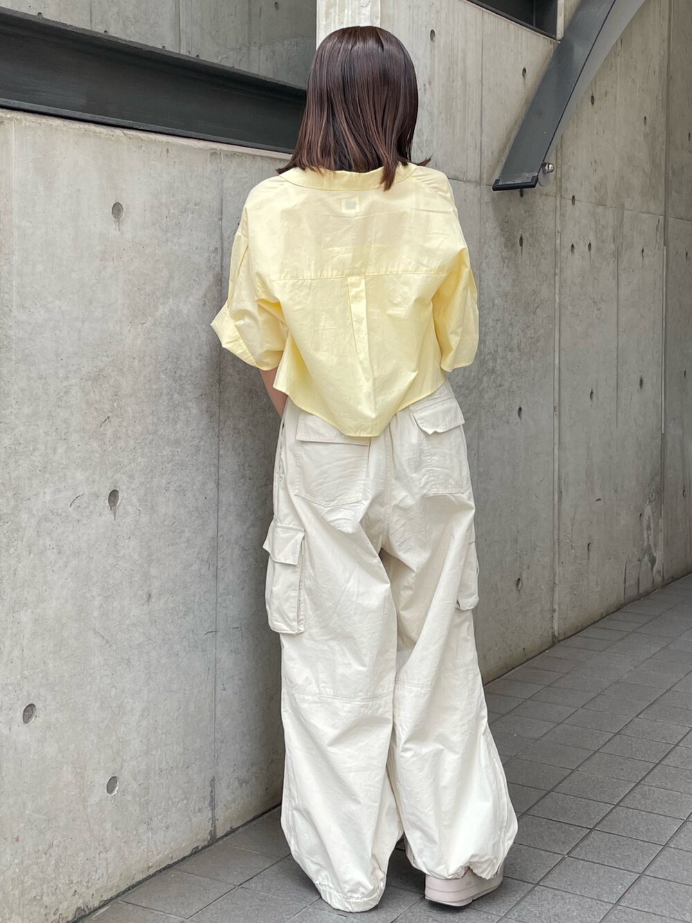 ホワイト系のカーゴパンツ、イエロー系のシャツ/ブラウスを着用したレディースの夏コーディネートの5枚目の写真