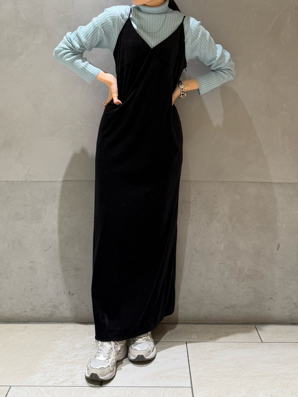 ブルー系のニット/セーター、ブラック系のワンピースを着用したレディースの冬コーディネートの7枚目の写真