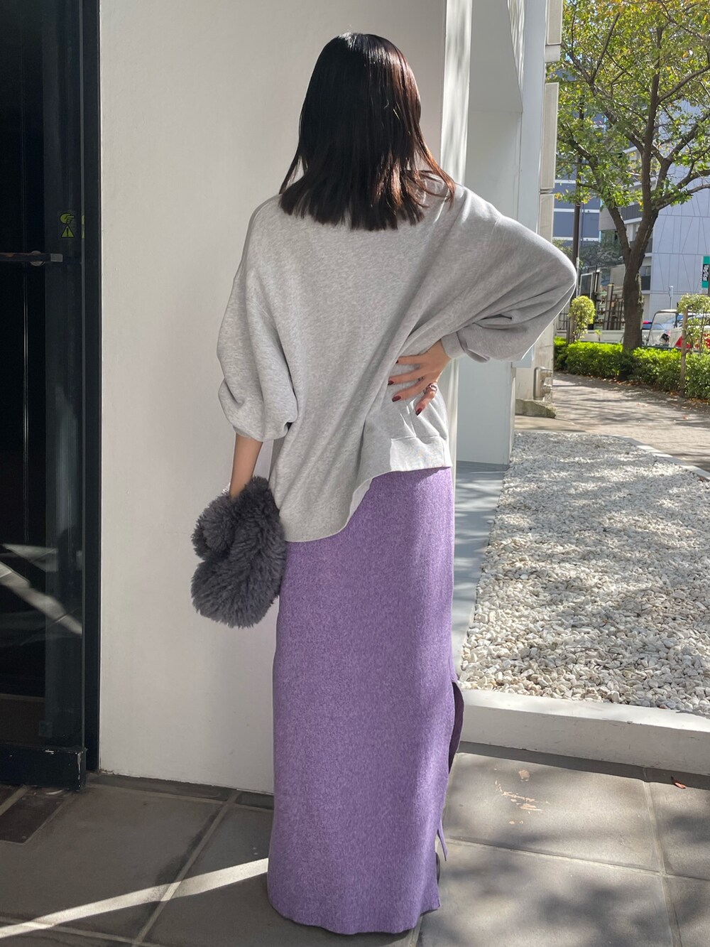 ブラック系のブーツ、グレー系のハンドバッグ、グレー系のスウェットを着用したレディースの秋コーディネートの3枚目の写真