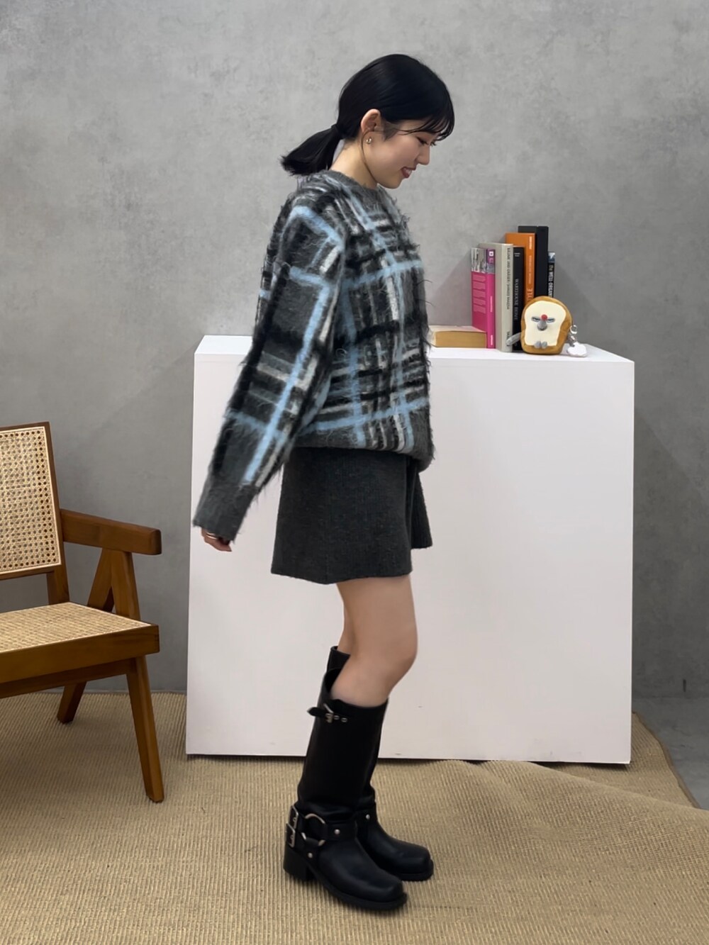 グレー系のその他パンツ、ブラック系のブーツ、グレー系のニット/セーターを着用したレディースの秋コーディネートの3枚目の写真