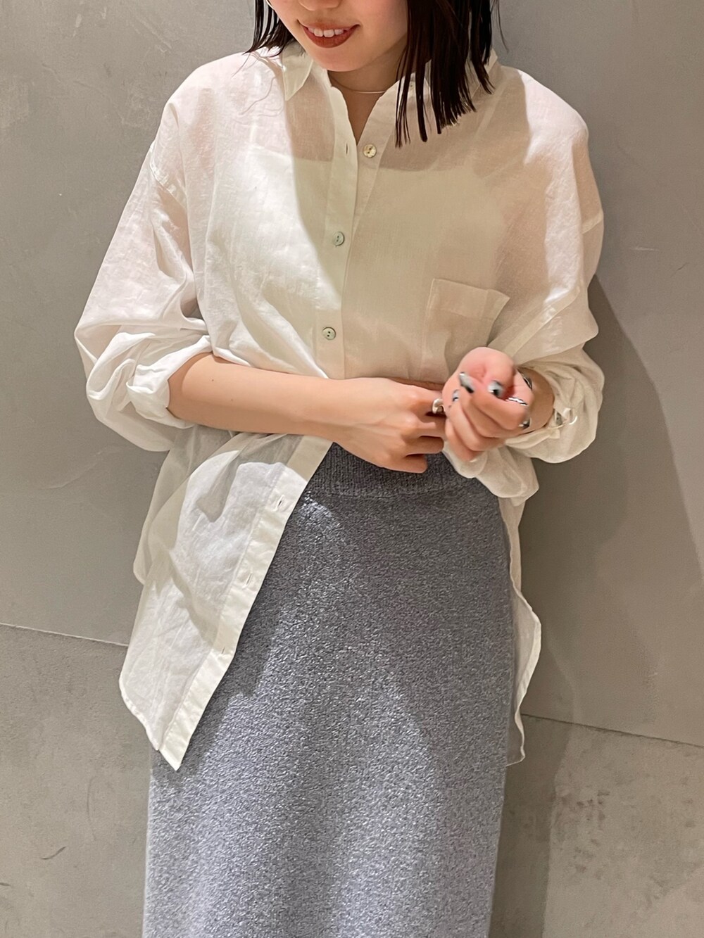 ホワイト系のシャツ/ブラウス、ブルー系のスカートを着用したレディースの春コーディネートの8枚目の写真