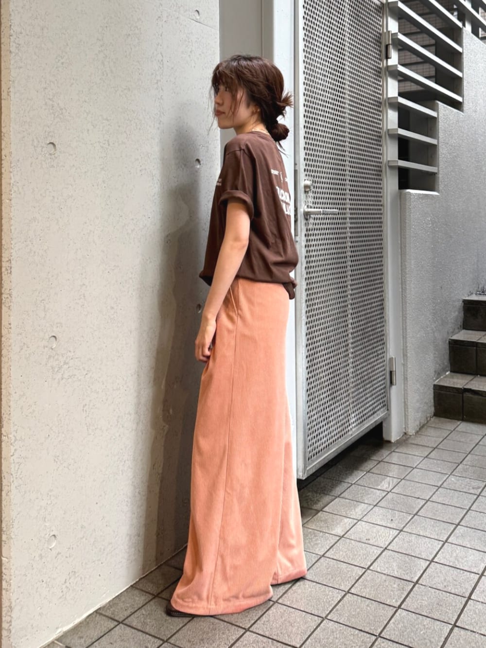 ブラウン系のその他シューズ、ピンク系のその他パンツ、ブラウン系のTシャツ/カットソーを着用したレディースの夏コーディネートの3枚目の写真