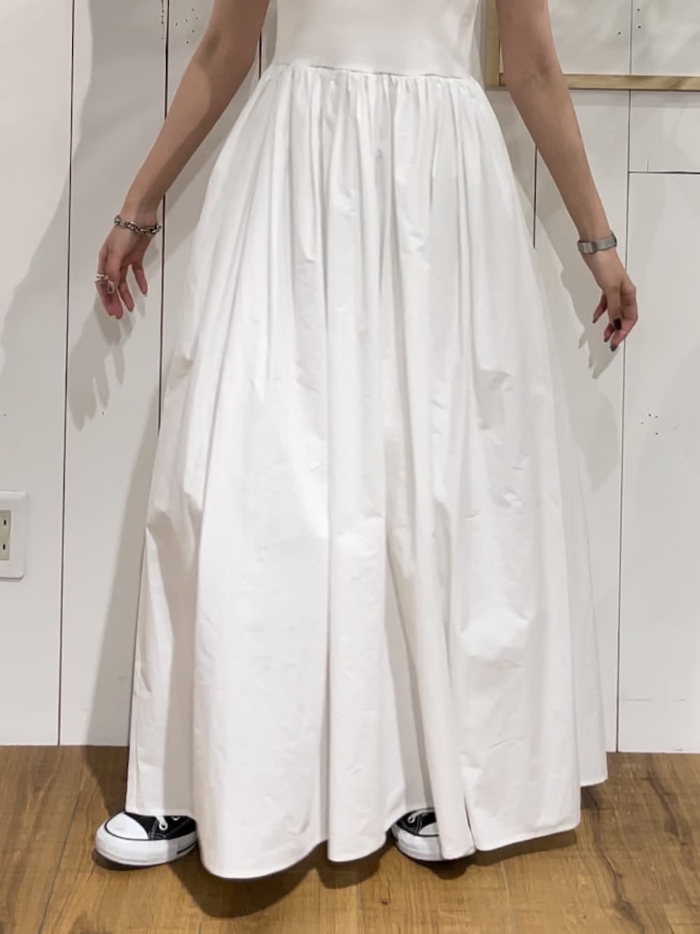 ホワイト系のワンピース、ゴールド系のネックレスを着用したレディースの夏コーディネートの5枚目の写真