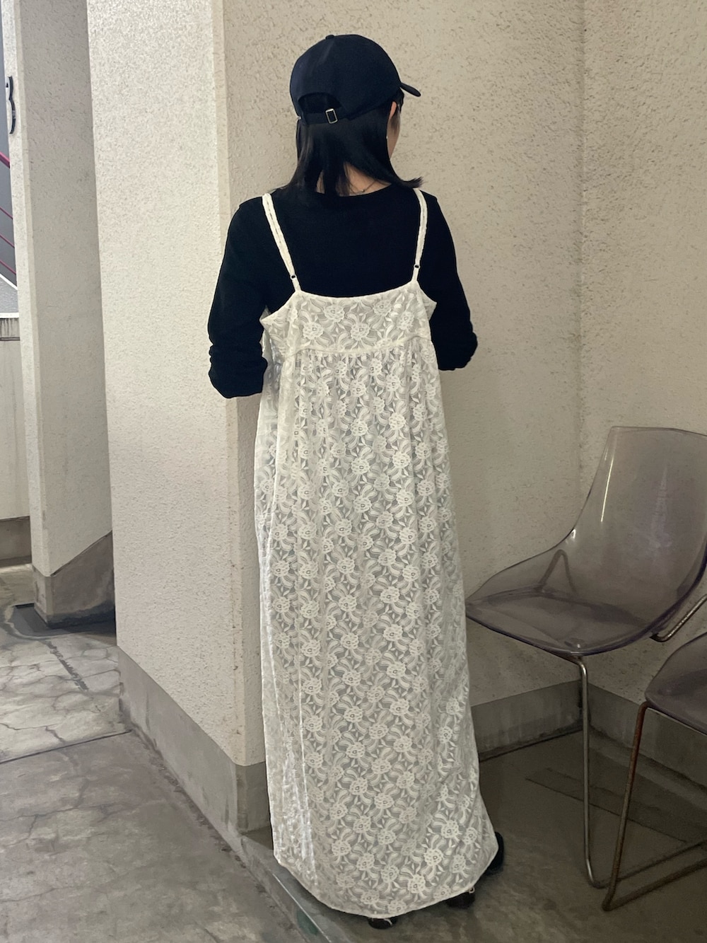 ホワイト系のワンピース、ブラック系のTシャツ/カットソー、ブラック系のブーツを着用したレディースの秋コーディネートの5枚目の写真