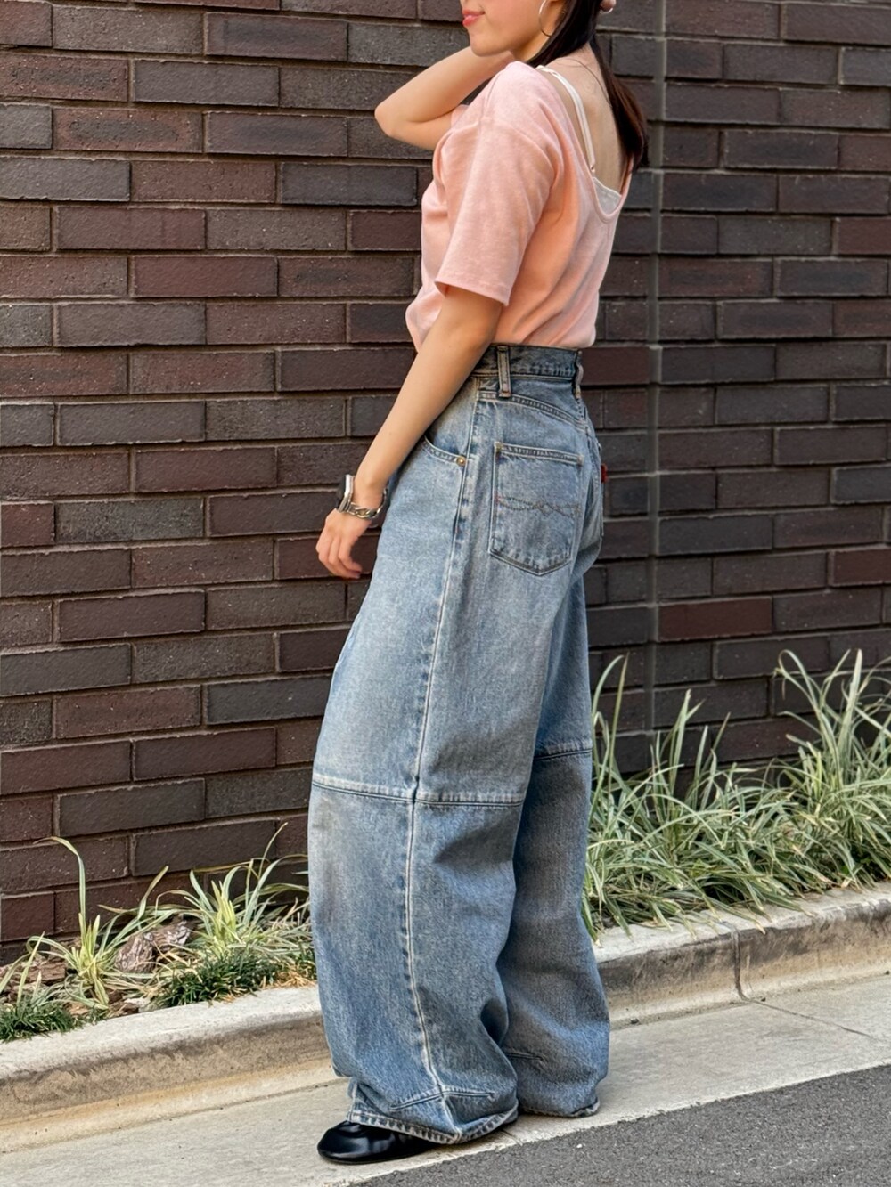 ピンク系のTシャツ/カットソー、ブルー系のデニムパンツ、ブラック系のバレエシューズを着用したレディースの夏コーディネートの7枚目の写真