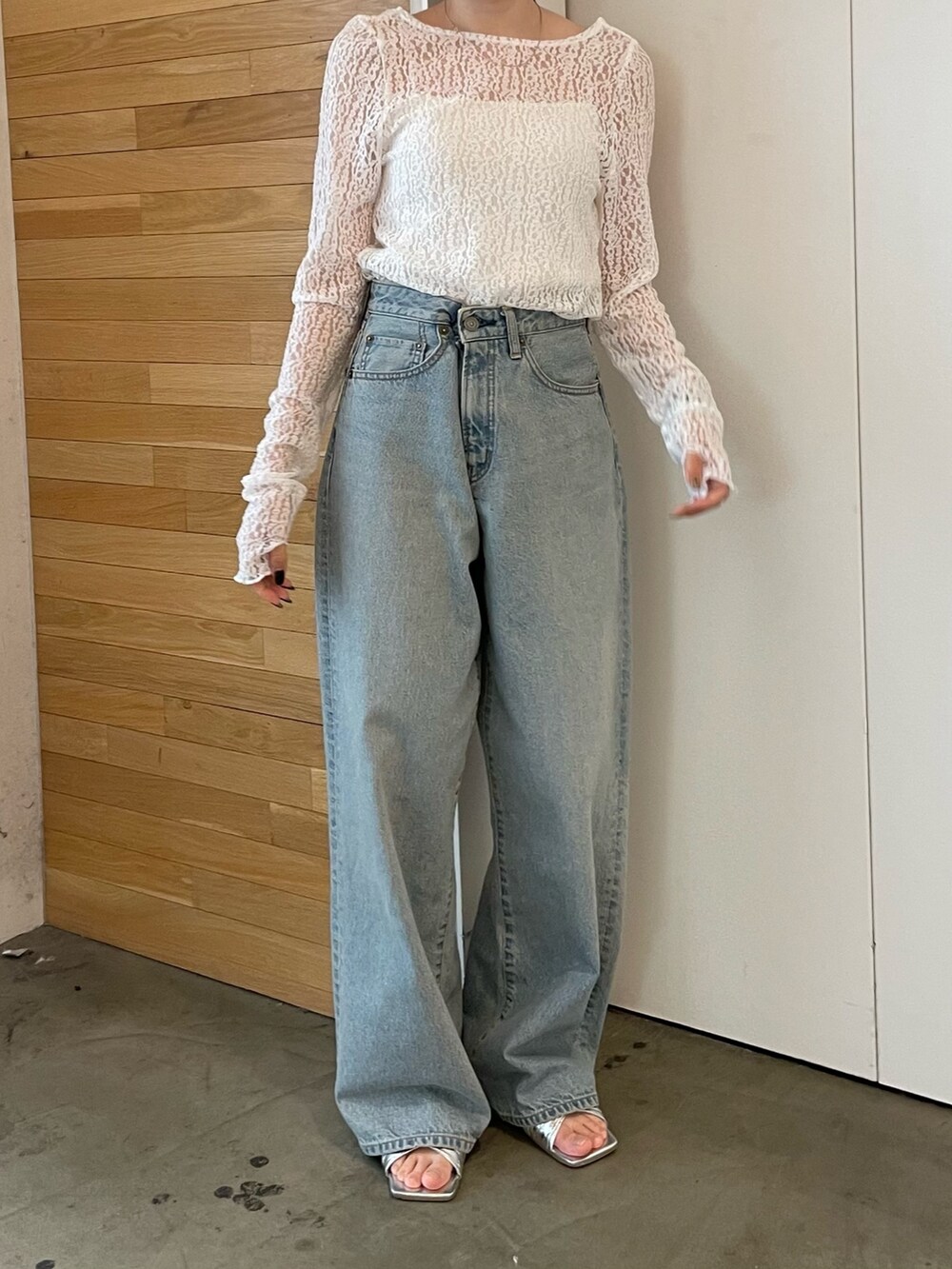 ブルー系のデニムパンツ、ホワイト系のTシャツ/カットソーを着用したレディースの冬コーディネートの4枚目の写真