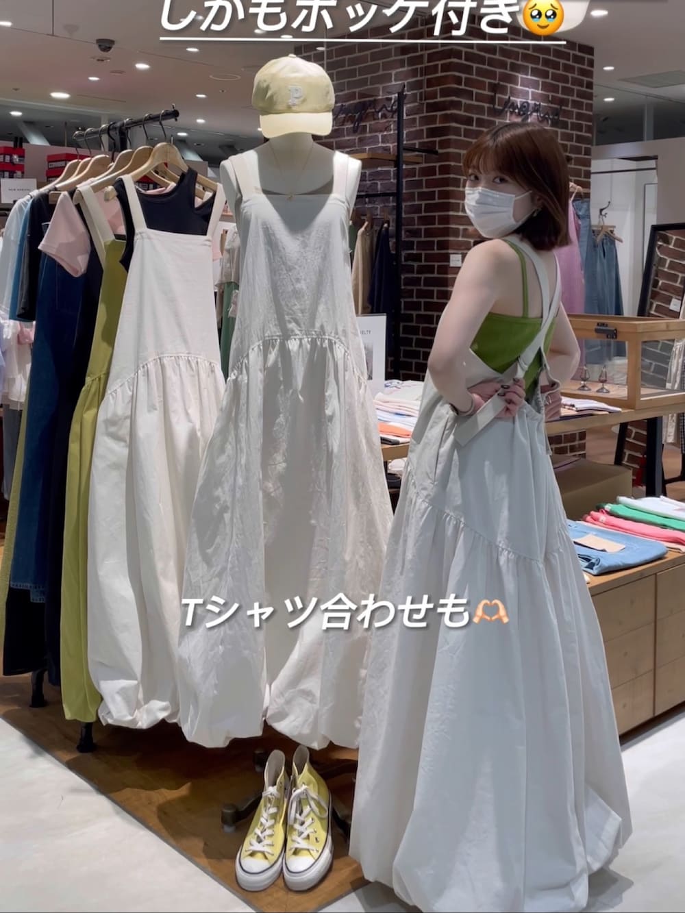 ホワイト系のワンピースを着用したレディースの夏コーディネートの2枚目の写真