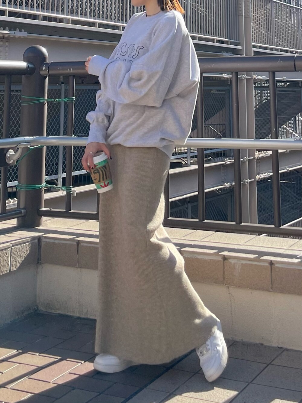 グレー系のスウェット、その他のワンピースを着用したレディースの秋コーディネートの4枚目の写真