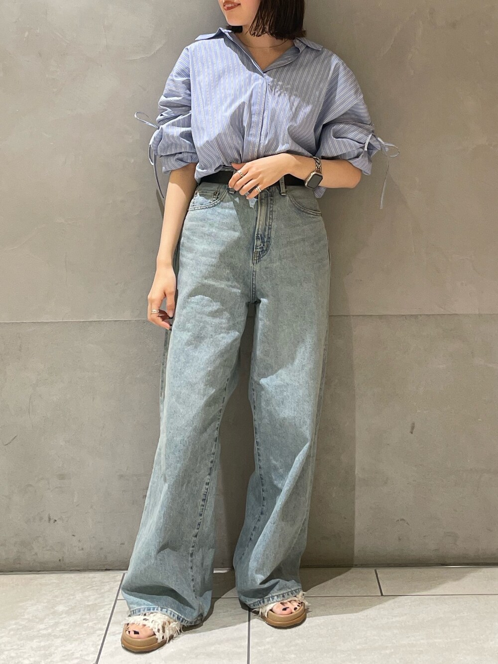 その他のシャツ/ブラウス、ブルー系のデニムパンツ、ホワイト系のサンダルを着用したレディースの春コーディネートの6枚目の写真