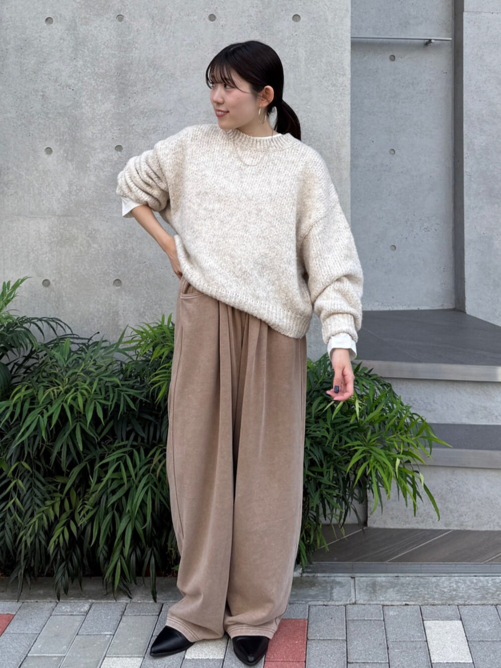 ベージュ系のスウェットパンツ、ブラック系のブーツ、ホワイト系のTシャツ/カットソーを着用したレディースの秋コーディネートの6枚目の写真