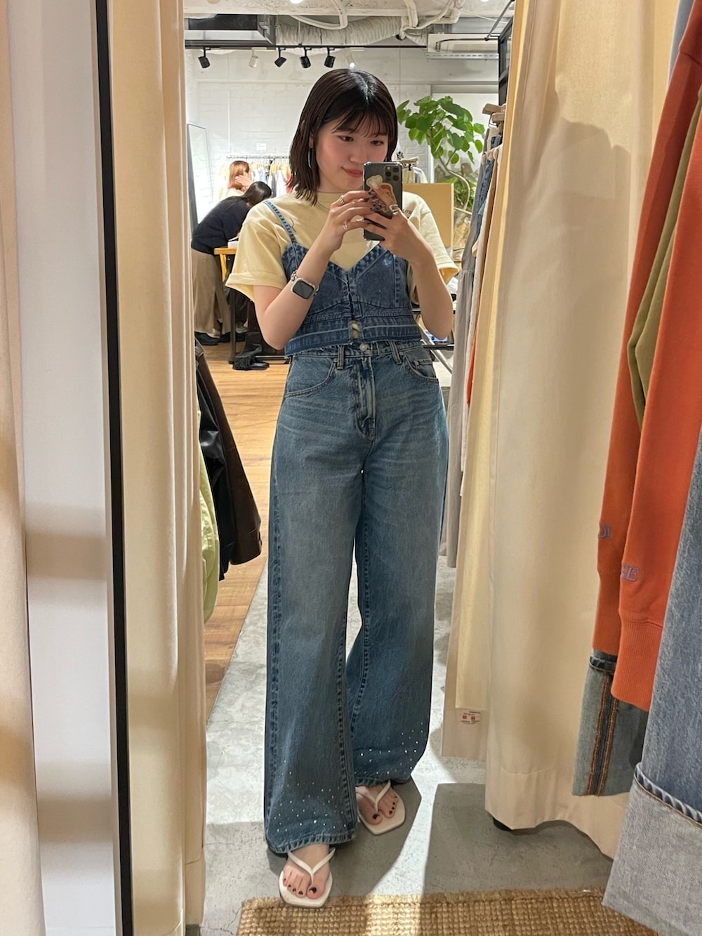 ホワイト系のサンダル、ブルー系のキャミソール、イエロー系のTシャツ/カットソーを着用したレディースの春コーディネートの5枚目の写真