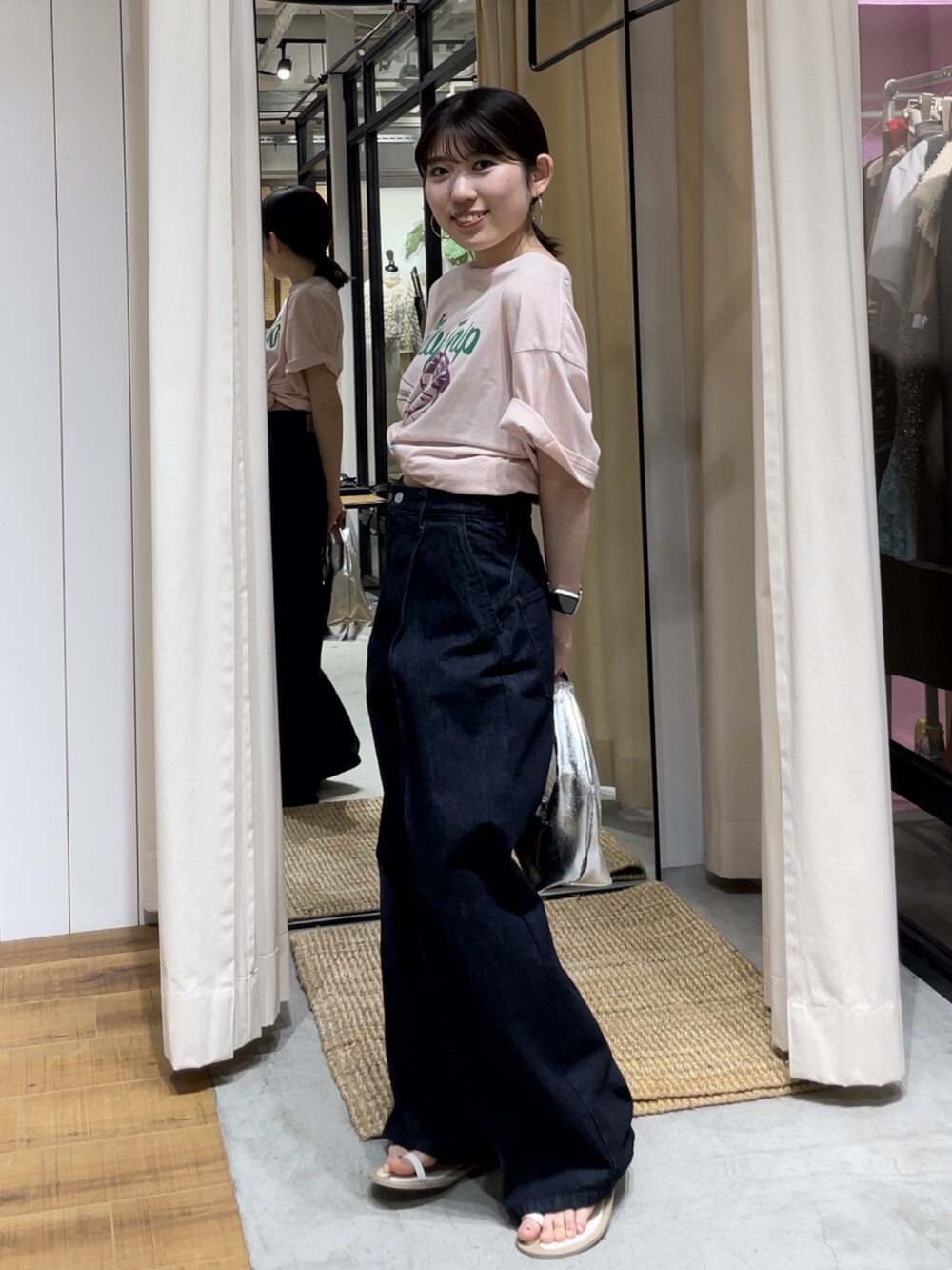 シルバー系のハンドバッグ、ホワイト系のサンダル、ピンク系のTシャツ/カットソーを着用したレディースの夏コーディネートの6枚目の写真